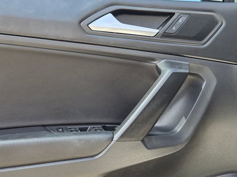 Used 2021 Volkswagen Tiguan SE w/ Panoramic Sunroof Package image 19