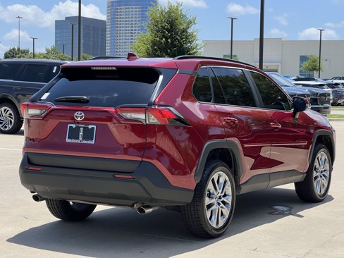 Used 2022 Toyota RAV4 XLE Premium image 9