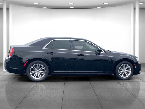 Used 2018 Chrysler 300 Touring L image 8