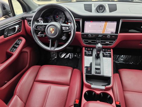 Used 2023 Porsche Macan Turbo image 16