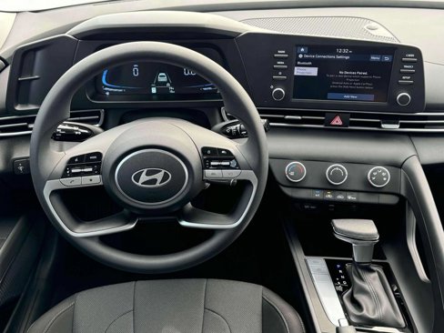 Used 2025 Hyundai Elantra SE image 17