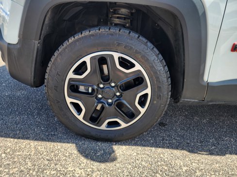 Used 2016 Jeep Renegade Trailhawk w/ Premium Trailhawk Package image 9