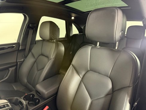 Certified 2024 Porsche Macan image 5
