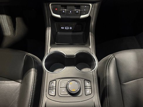 Used 2024 GMC Terrain SLT image 25