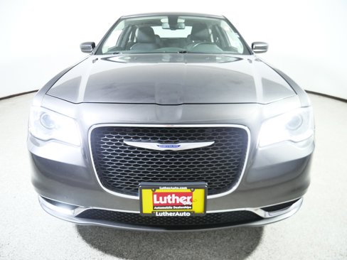 Used 2018 Chrysler 300 Touring image 2