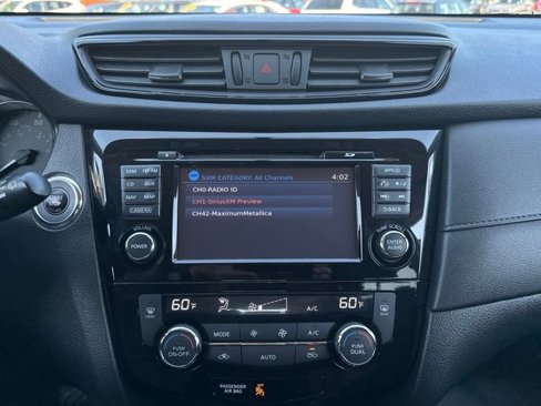 Used 2017 Nissan Rogue SV w/ SV Premium Package image 23
