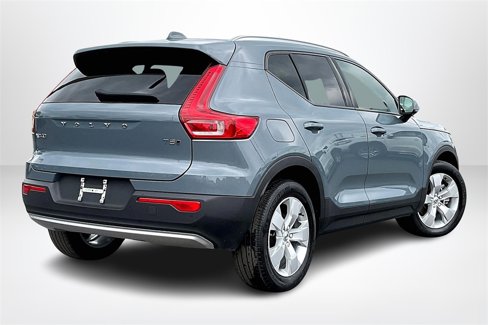Used 2022 Volvo XC40 T5 Momentum image 5