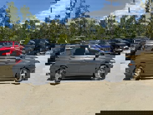 Used 2025 Hyundai Elantra SE image 2