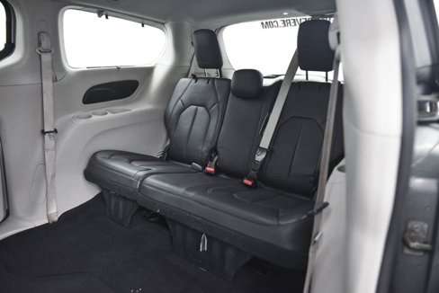Used 2019 Chrysler Pacifica Touring-L image 12