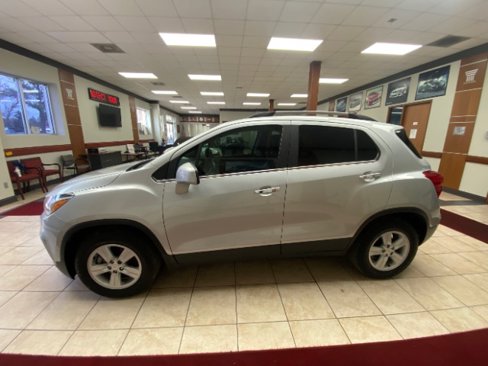 Used 2020 Chevrolet Trax LT w/ LT Convenience Package image 4