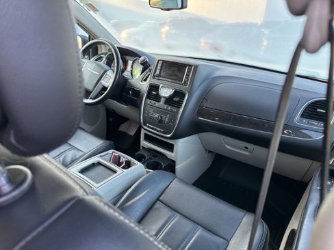 Used 2014 Chrysler Town & Country Touring image 10