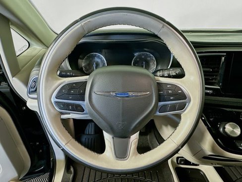 Used 2020 Chrysler Pacifica Limited image 14