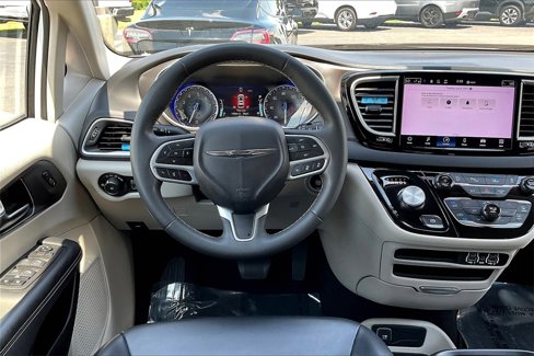 Used 2023 Chrysler Pacifica Touring-L image 8