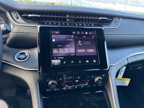 New 2025 Jeep Grand Cherokee Laredo w/ Luxury Tech Group I image 28