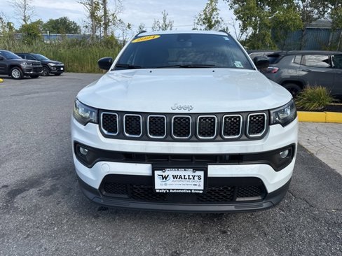Used 2024 Jeep Compass Latitude image 2