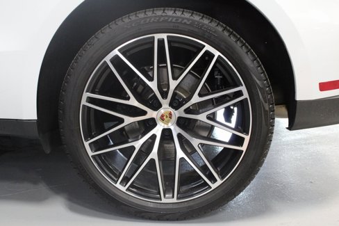 Certified 2024 Porsche Macan image 14