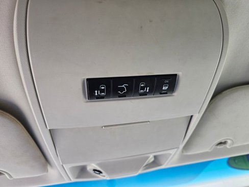 Used 2010 Chrysler Town & Country Touring image 15