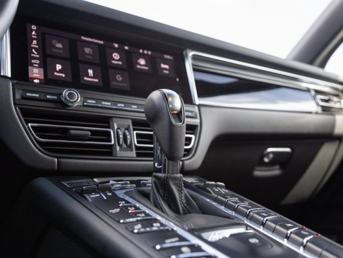 Certified 2021 Porsche Macan image 28