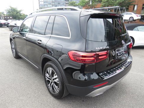 Used 2024 Mercedes-Benz GLB 250 4MATIC image 2