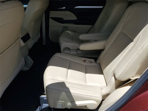 Used 2016 Toyota Highlander XLE image 32