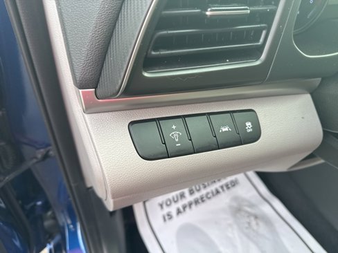 Used 2020 Hyundai Elantra SE image 17
