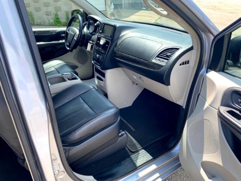 Used 2016 Chrysler Town & Country Touring image 14
