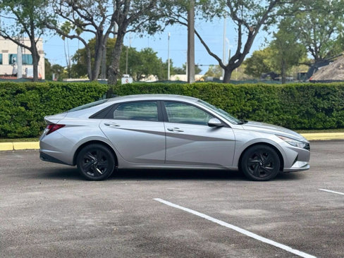 Used 2022 Hyundai Elantra SEL image 4