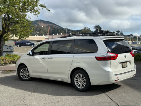 Used 2016 Toyota Sienna XLE image 4