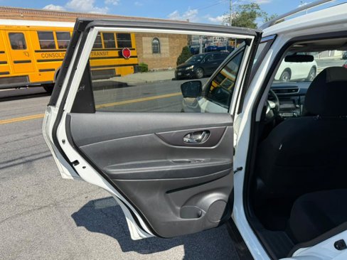 Used 2016 Nissan Rogue SV w/ SV Premium Package image 24