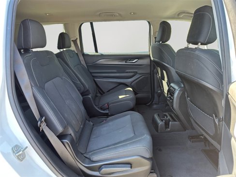 Used 2023 Jeep Grand Cherokee L Laredo image 13