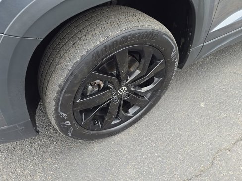 Certified 2022 Volkswagen Taos SE image 2