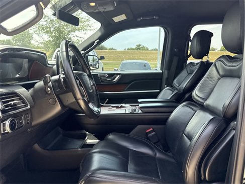 Used 2018 Lincoln Navigator Select image 13