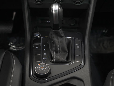 Used 2021 Volkswagen Tiguan SE w/ Panoramic Sunroof Package image 18