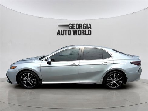 Used 2021 Toyota Camry SE image 2