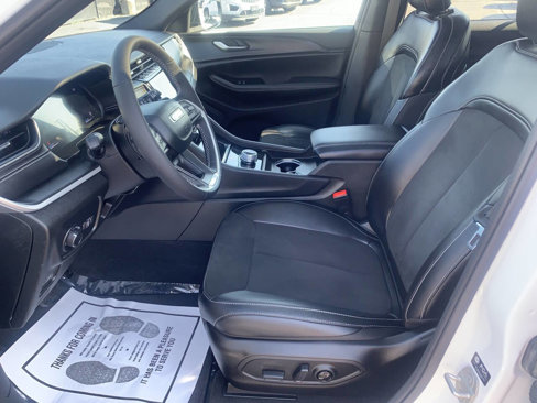 Used 2024 Jeep Grand Cherokee Altitude image 11