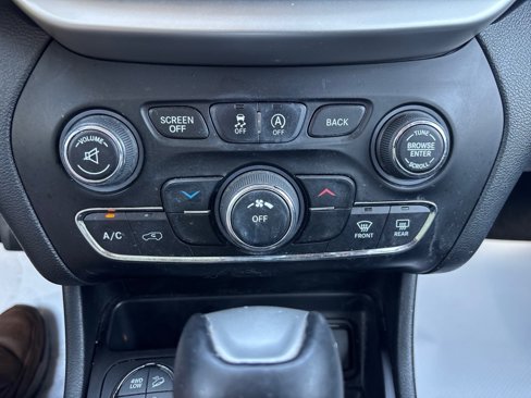 Used 2015 Jeep Cherokee Trailhawk w/ Cold Weather Group image 39
