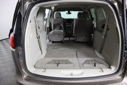 Used 2018 Chrysler Pacifica Touring Plus image 44