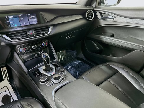 Used 2022 Alfa Romeo Stelvio Sprint image 23
