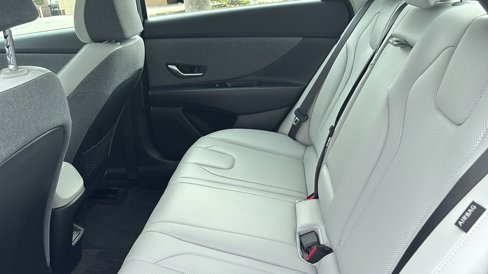 Used 2024 Hyundai Elantra Limited image 28