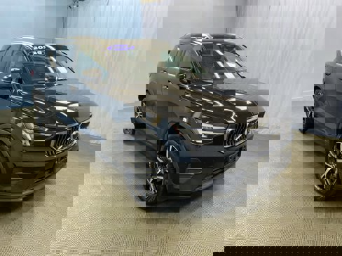 Certified 2025 Volvo XC40 B5 Core image 1