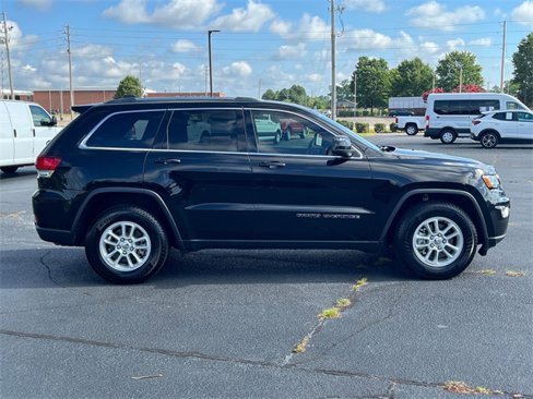 Used 2020 Jeep Grand Cherokee Laredo image 2