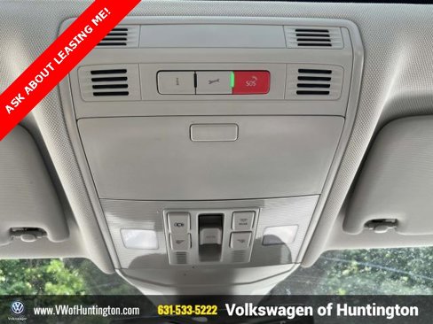 Certified 2025 Volkswagen Jetta SE w/ Sunroof Package image 32