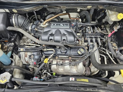 Used 2010 Chrysler Town & Country Touring image 27