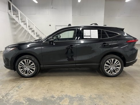 Used 2023 Toyota Venza LE image 4