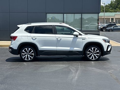 Used 2024 Volkswagen Taos SE image 2