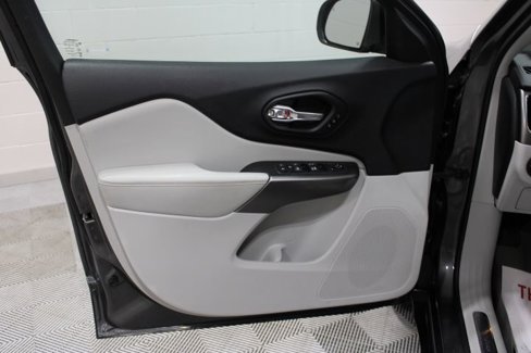 Used 2019 Jeep Cherokee Limited w/ Luxury Group image 9