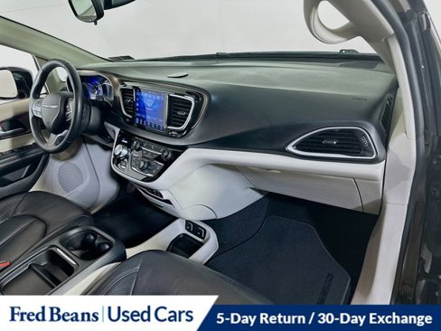 Used 2017 Chrysler Pacifica Touring-L image 10