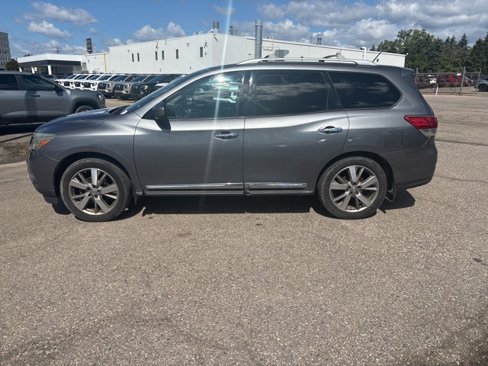 Used 2016 Nissan Pathfinder Platinum w/ Family Entertainment Package image 18