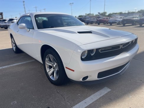 Used 2022 Dodge Challenger SXT image 4