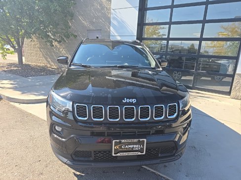 Used 2024 Jeep Compass Latitude image 2